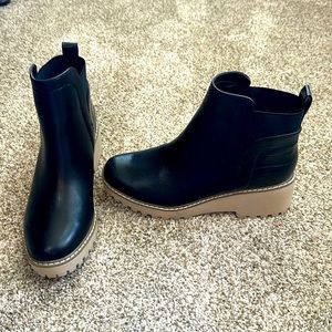 DV BY DOLCE VITA WOMENS RIELLE WEDGE BOOT - BLACK Size 8.5